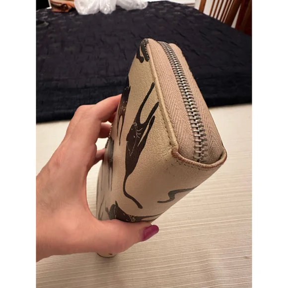 Miu Miu Rare Beige Leather Zip Wallet with Black Cat Design - Picture 9 of 13